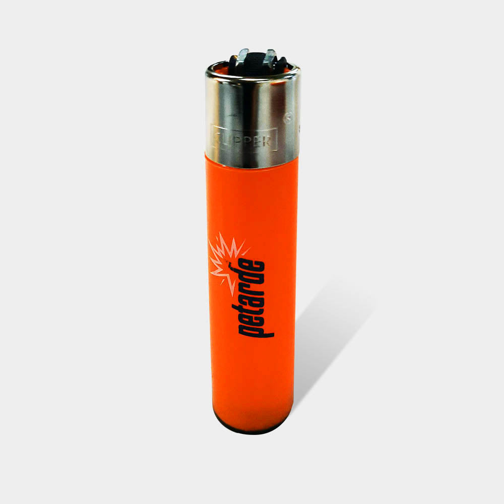 Praktisches Clipper-Feuerzeug in orange mit Petarde-Schriftzug